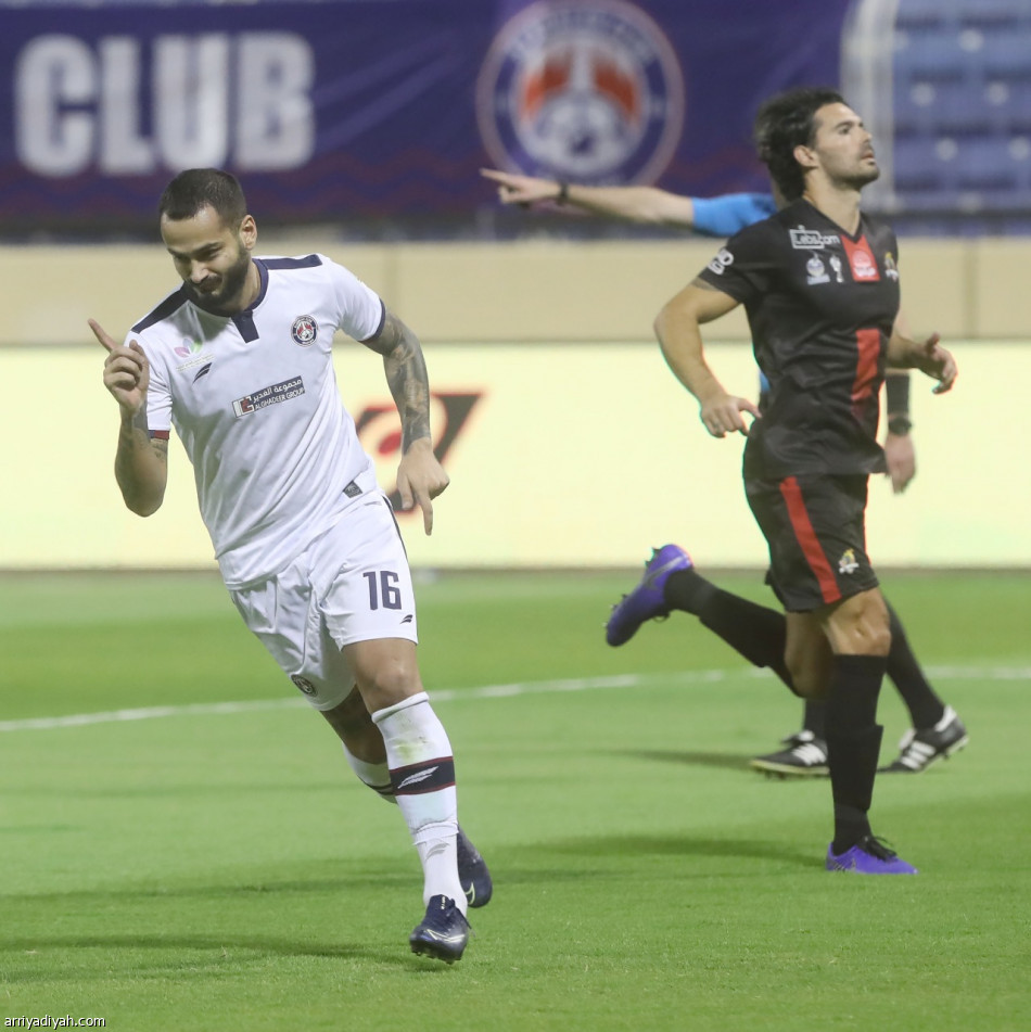 المحياني يعيد فرحة الفرسان