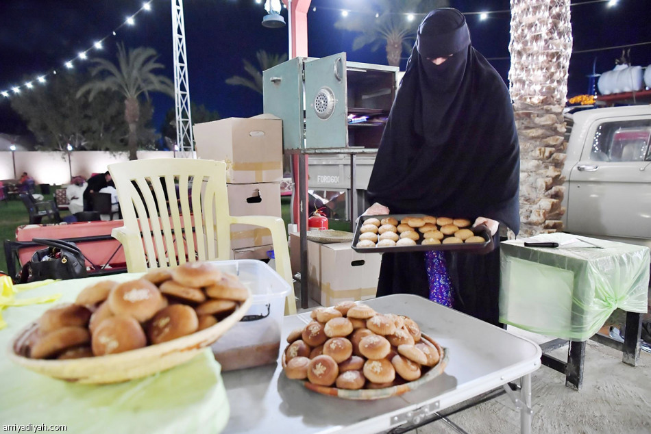 100 عمل
في المرسم الحر