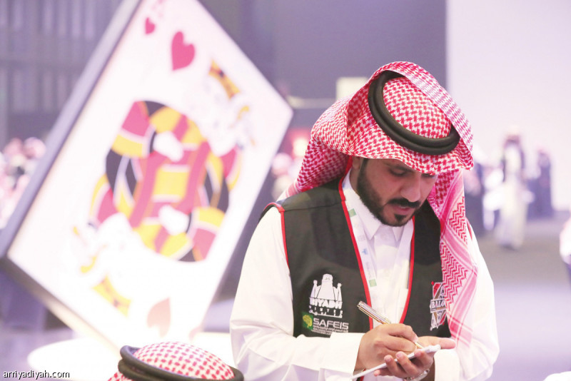 صورة التقطت أمس لحكم يدون نقاطا خلال اليوم الأول من بطولة شتاء الرياض للبلوت تصوير: فهد المري