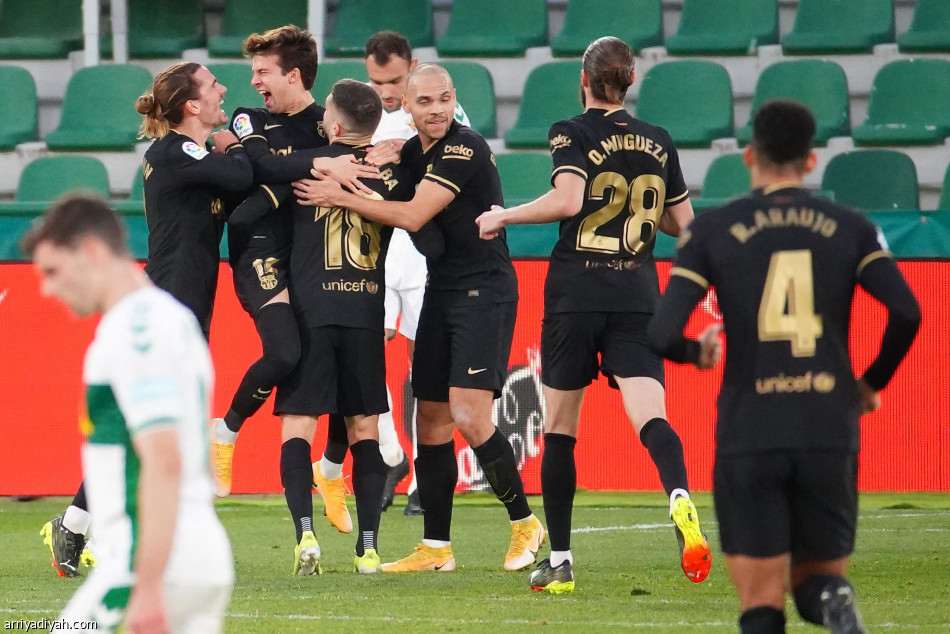 في غياب ميسي.. برشلونة يتخطى إلتشي بثنائية