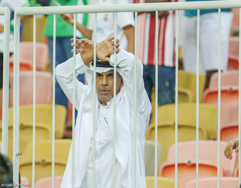 شكلت الهزيمة التي تعرض لها الأهلي أمس من الهلال وخروجه من كأس زايد للأندية صدمة عنيفة لجماهيره التي كانت تعول عليه مواصلة المشوار حتى الفوز باللقب العربي وظل بعضهم جالساً في مكانه حتى بعد نهاية المباراة لفترة طويلة من الهزيمة..