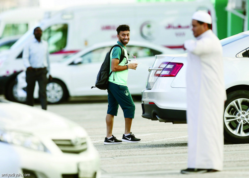 صورة التقطت أمس لأيمن الخليف لاعب فريق الأهلي عند موقف السيارات بمقر النادي في طريقه إلى الملعب لأداء التدريبات استعداداً للقاء النصر اليوم في ملعب الجوهرة تصوير: وهبان خبتي