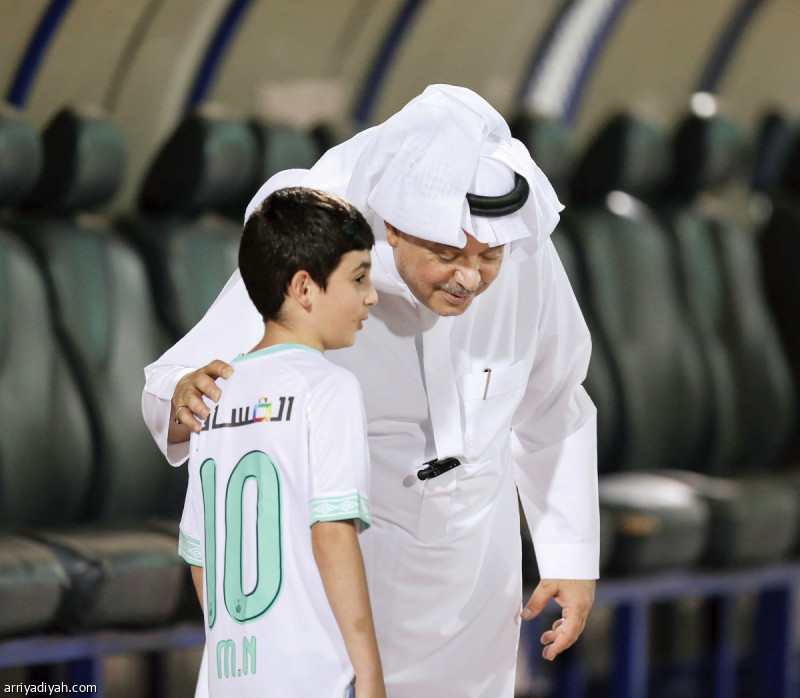 استوقف منصور بن مشعل المشرف على كرة القدم في النادي الأهلي الطفل محمد “ابن” صالح الناغي، عضو شرف النادي، عندما حضر إلى مقر التدريب بهدف التصوير مع اللاعبين ونجوم الفريق بعد انطلاق التدريبات، فما كان من الطفل محمد إلا أن طلب التصوير مع منصور بن مشعل، الذي وعده عند انتهاء التدريب بأن يحقق رغبته.. وفي الصور التي التقطت أمس يظهر حديث بين الطرفين من أجل تحديد موعد التصوير تصوير: وهبان خبتي