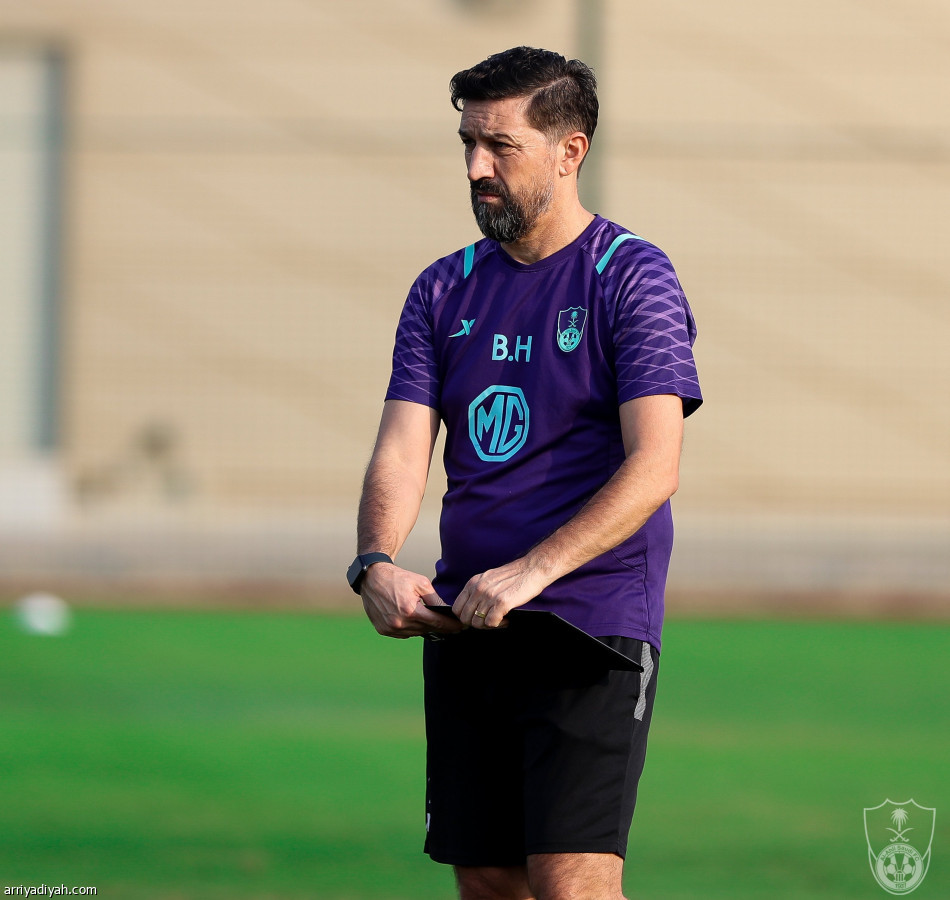 العويس يعود.. والأهلي يتدرب فترتين