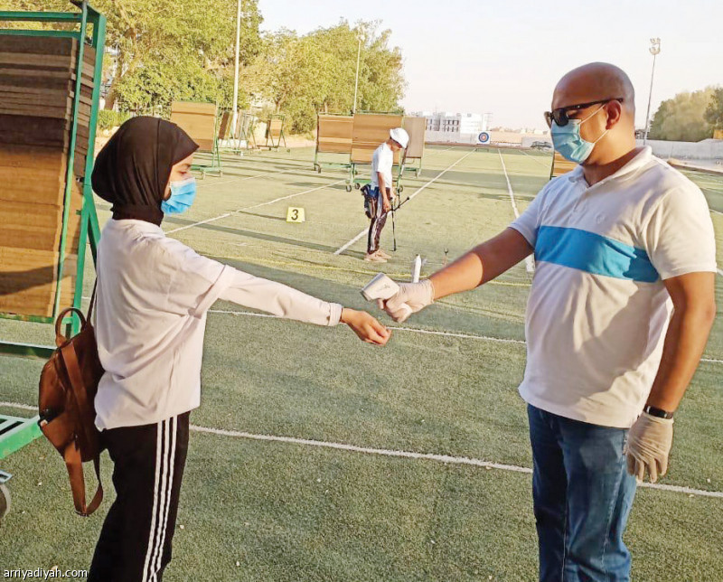 صورة التقطت للدكتور طاهر كرار المسؤول الفني أثناء قياس درجة حرارة سارة سلوم الرامية قبل دخولها التدريبات (المركز الإعلامي ـ اتحاد السهام)
