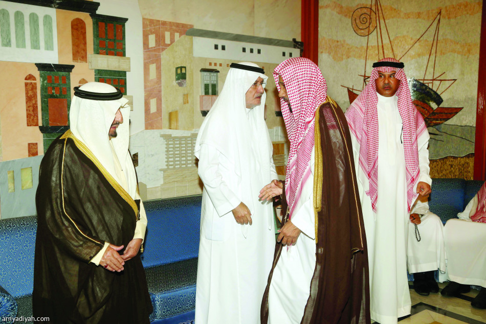 خالد بن عبد الله يستقبل المعزين في منزله بجدة