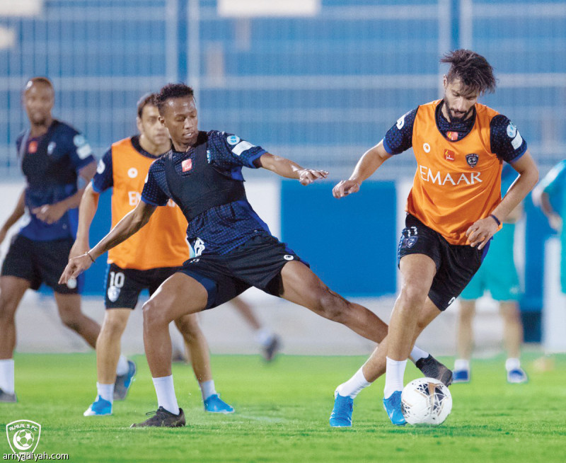 صورة التقطت أمس لصالح الشهري لاعب فريق الهلال الأول لكرة القدم ينطلق بالكرة خلال التدريبات وسط مضايقة زميله ناصر الدوسري.. ويظهر خلفهما محمد الشلهوب يترقب الموقف (المركز الإعلامي ـ الهلال)