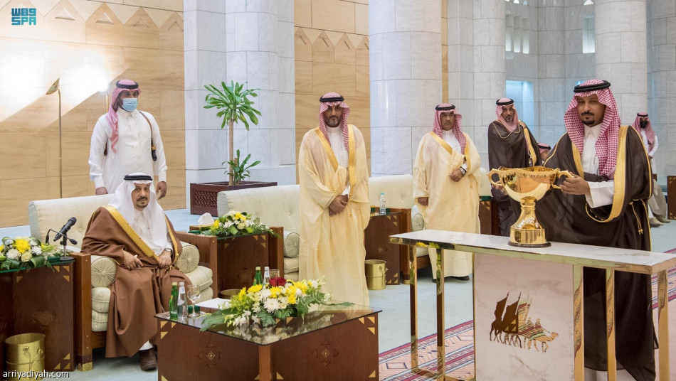 أمير الرياض يسلم جوائز مهرجان المؤسس للإبل