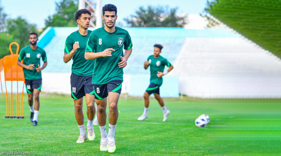 الأخضر 
يلعب بتشكيل أستراليا