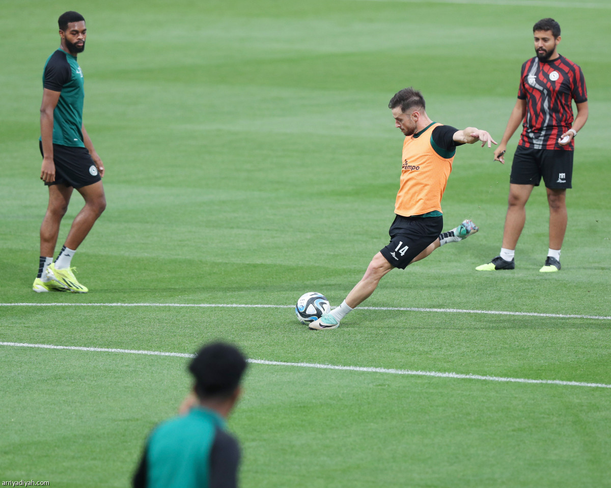 الاتفاق يتدرب وحيدا