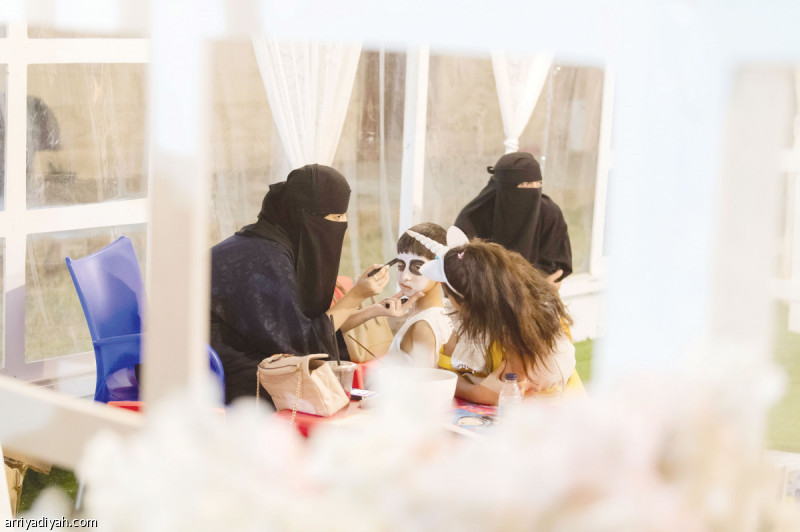 صورة التقطت لمشاركة في ورشة الفن التشكيلي في برنامج قناديل رمضانية في سكاكا تلوِّن وجه طفلة (واس)