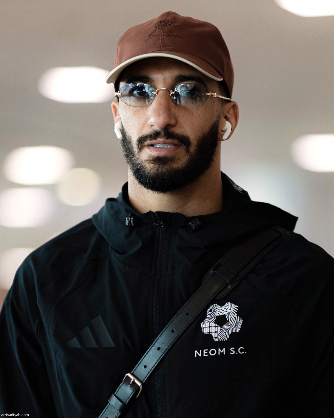 نيوم يتدرب ويغادر