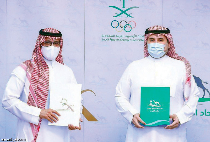 صورة التقطت لفهد بن جلوي بن عبد العزيز رئيس الاتحاد السعودي للهجن مع عبد الله بن فهد بن عبد الله رئيس الاتحاد السعودي للفروسية بعد توقيع الاتفاقية(واس)