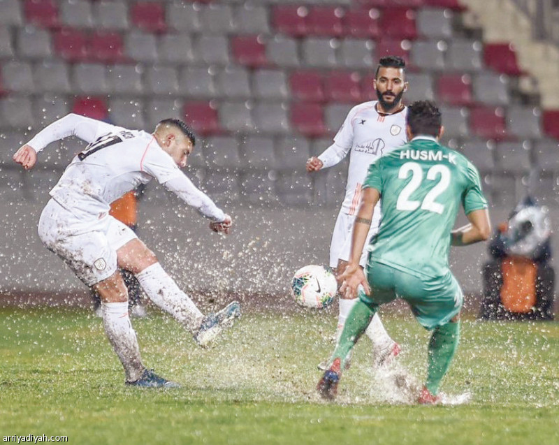 صورة التقطت أمس للأرجنتيني كريستيان جوانكا لاعب وسط الشباب يصوِّب الكرة باتجاه مرمى الشرطة العراقي خلال مباراة الفريقين أمس في إياب ربع نهائي كأس محمد السادس للأندية الأبطال (المركز الإعلامي ـ الشباب)