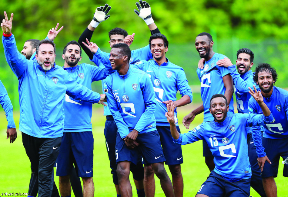 الهلال يوقع مع بديل ألميدا .. وجوستافو يناور بـ “كامل الملعب”
