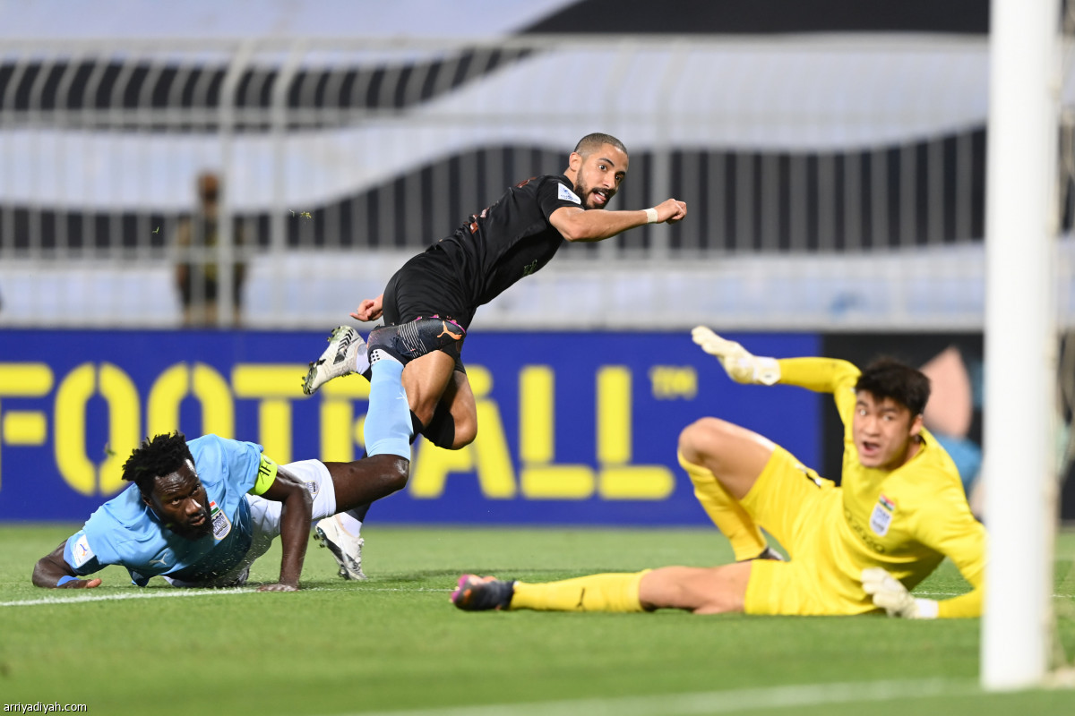 الشباب يلحق بالهلال