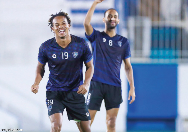 صورة التقطت أمس للبيروفي أندريه كاريلو وعبد الله عطيف لاعبي الهلال أثناء الحصة التدريبية (المركز الإعلامي ـ الهلال)
