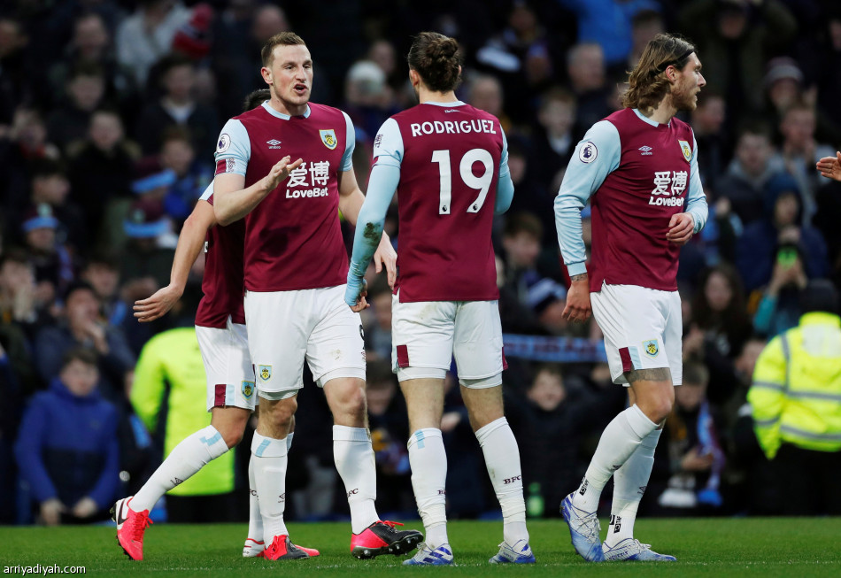 توتنهام يبتعد عن مراكز «الأبطال» بتعادل بيرنلي