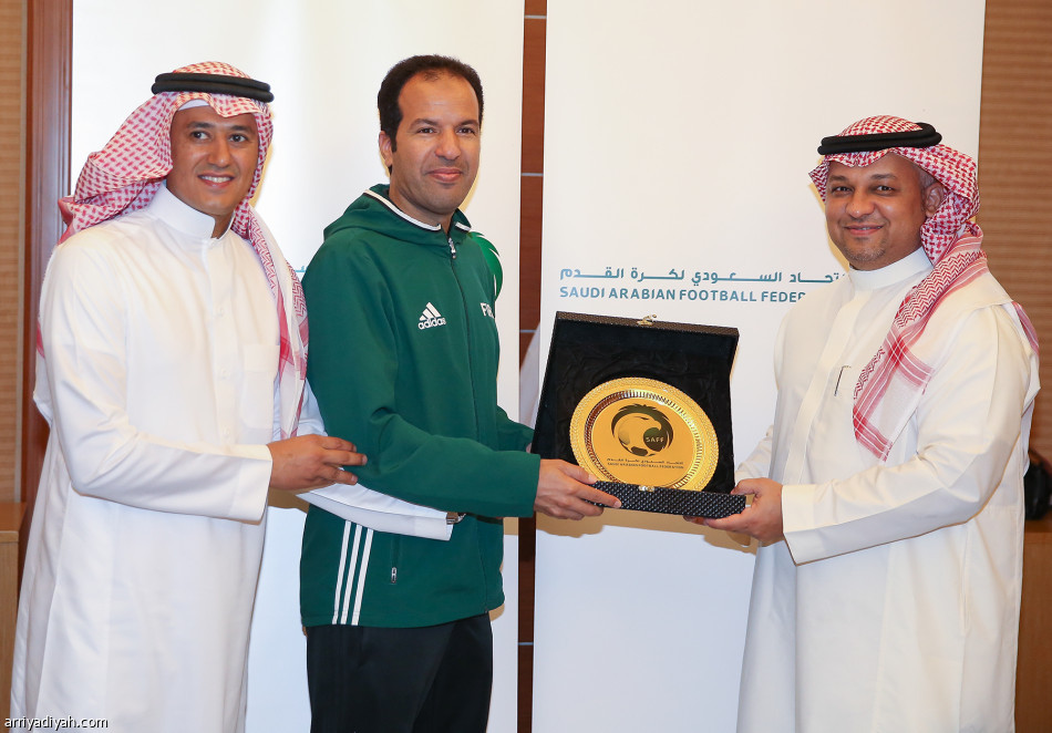 عادل عزت يكرم حكام كأس القارات