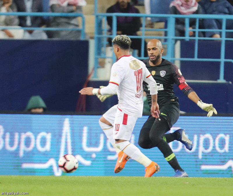 صورة التقطت أمس لعلي الحبسي حارس الهلال يستعد لمواجهة بيسمارك لاعب القادسية تصوير: بدر الحمد