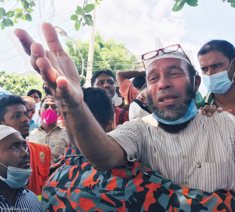 صورة التقطت أمس لأقرباء الضحايا في حادث انقلاب العبارة يتجمعون على ضفة نهر بوريجانجا أثناء عمليات انتشال الجثث (أسوشيتد برس)