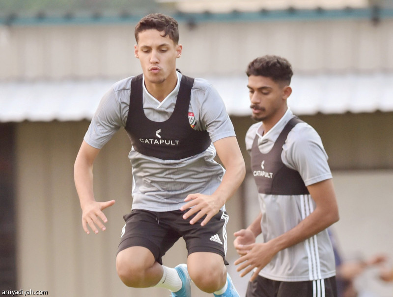 صورة التقطت أمس لعلي صالح لاعب المنتخب الإماراتي ينفذ تمارين لياقية ويبدو حسن المحرمي زميله ينتظر دوره خلال الحصة الصباحية استعدادًا للقاء ماليزيا(المركز الإعلامي ـ الاتحاد الإماراتي)