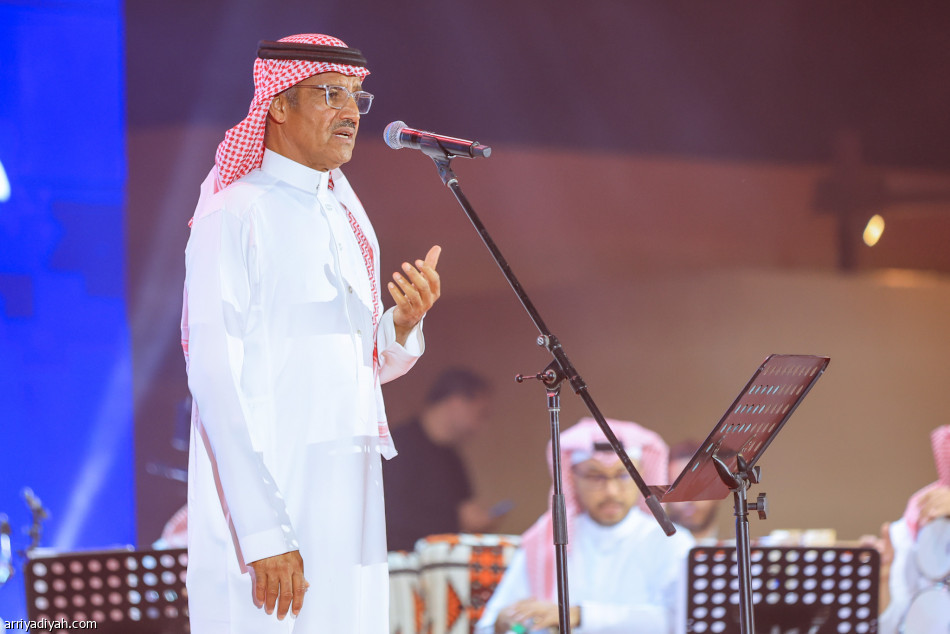 خالد عبدالرحمن يطرب حضور مسرح «جادة الإبل»