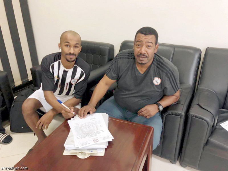صورة التقطت أمس عقب توقيع محمد الحطاب مع الدوسري مدرب فريق الشباب (الرياضية)