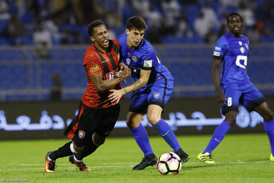 الهلال يخطف صدارة دوري جميل بثنائية في مرمى الرائد