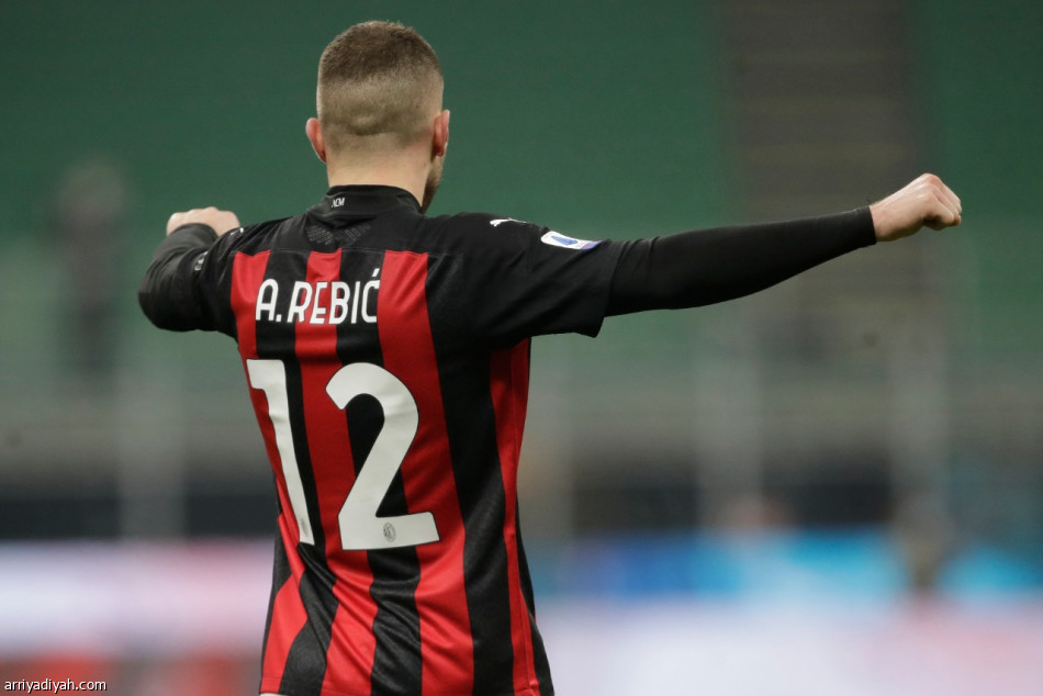 ميلان يتخطى فيورنتينا.. ويعزز صدارته