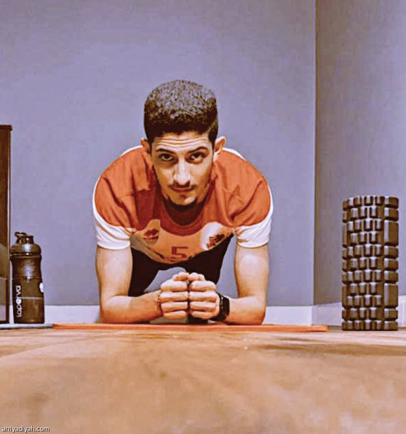 صورة التقطت أمس لمشاري القرشي يؤدي تدريبات التحمل في منزله في مكة المكرمة (صورة خاصة بالرياضية)