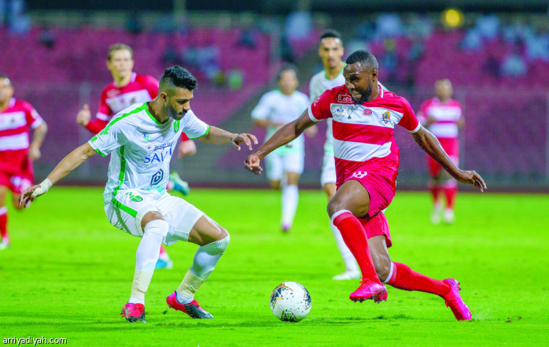 صورة التقطت أمس للمالي يوسف نياكاتي لاعب الوحدة يحاول تجاوز آل فتيل لاعب الأهلي أثناء اللقاء الذي جمع الفريقين تصوير: محمد المانع