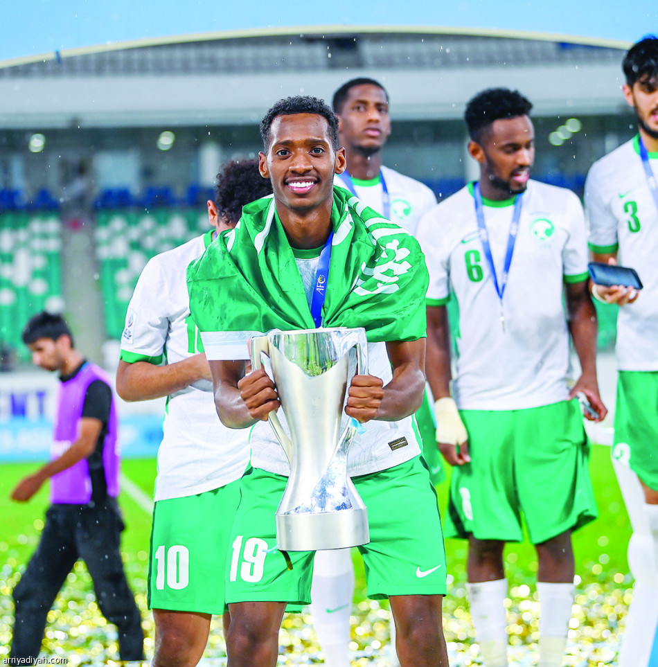 خطف الكأس.. 
الأخضر.. الثالثة ثابتة