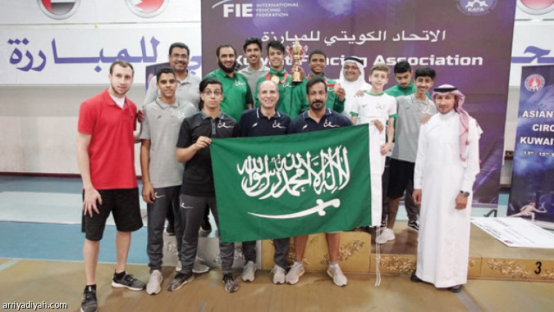 صورة التقطت أمس عقب تتويج الحليفي بالميدالية الذهبية في منافسات سلاح الأبية في الجولة الآسيوية مع أفراد البعثة (المركز الإعلامي ـ اتحاد المبارزة)