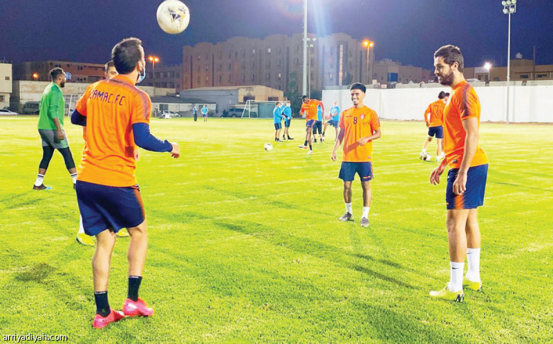 صورة التقطت أمس لفاروق الشافعي وأيمن الحجيلي وإبراهيم الشنيحي لاعبي فريق ضمك يستعرضون بالكرة أثناء التدريبات(صورة خاصة بالرياضية)