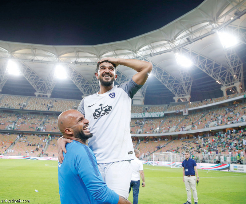 صورة التقطت أمس لعبد الله المعيوف حارس مرمى فريق الهلال يحتفل مع العماني علي الحبسي زميله وسط الملعب بعد الفوز على الأهلي بركلات الترجيح والتأهل إلى نهائي كأس زايد للأندية العربية الأبطال تصوير: بدر الحمد