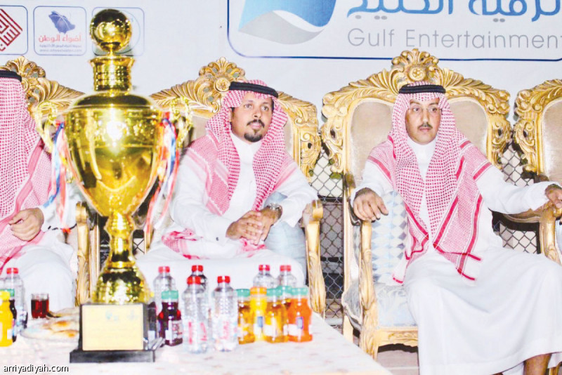 صورة التقطت أمس لليامي رئيس بلدية جوف بني هاجر وعبد الله الهاجري رئيس المجلس البلدي خلال المباراة (المركز الإعلامي للبطولة)