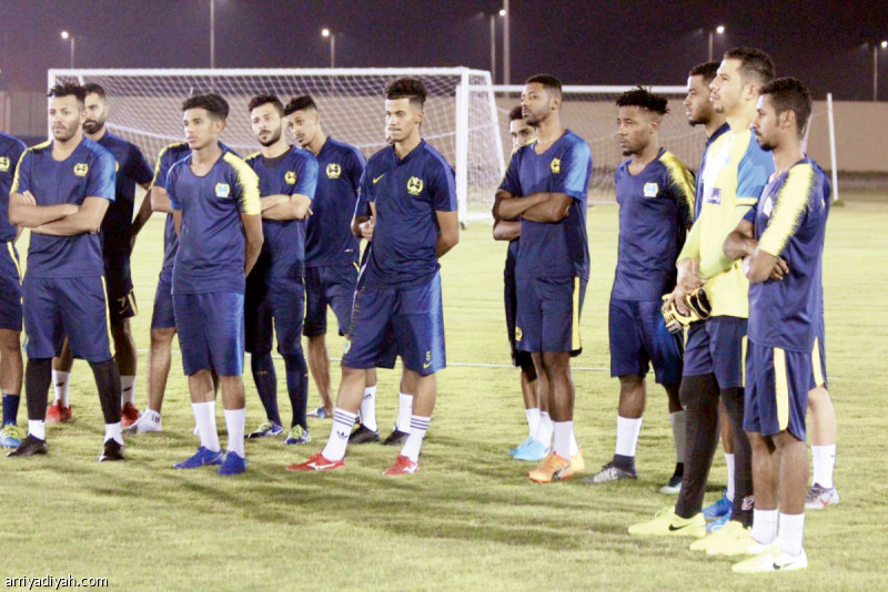 صورة التقطت أمس للاعبي الجيل يستمعون إلى أحمد الغنيم رئيس النادي (المركز الإعلامي ـ الجيل)