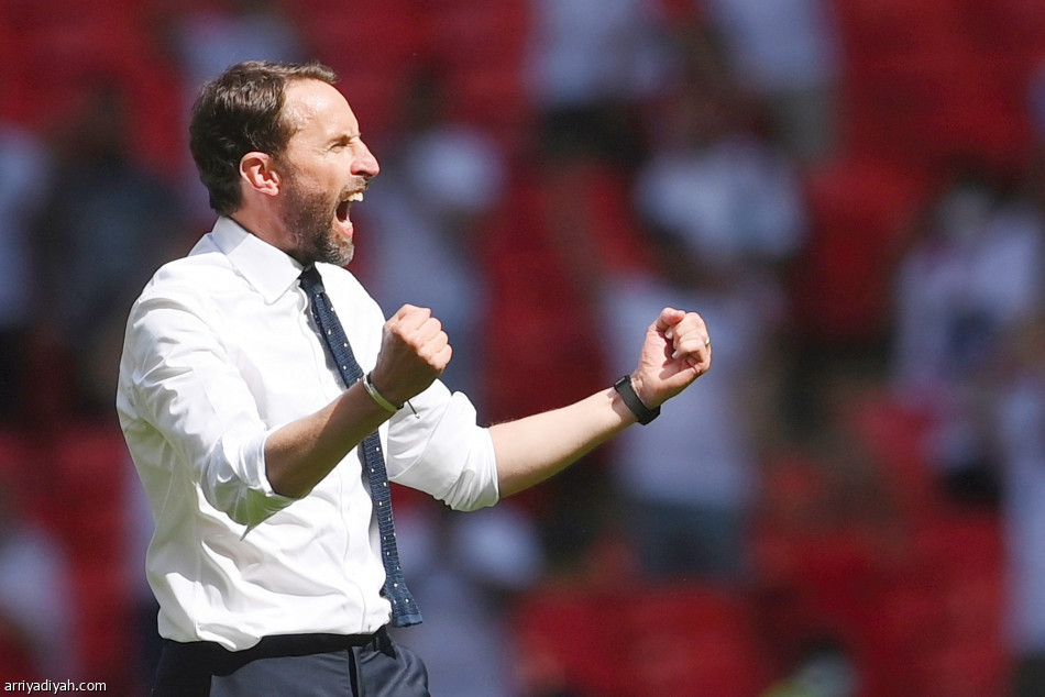 إنجلترا 
تحل عقدة البدايات