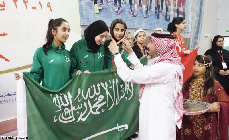 صورة التقطت أمس من تتويج الثلاثي ندى عابد وفوزية الدوسري وشيخة الدوسري بالميدالية البرونزية في منافسات السيدات (المركز الإعلامي ـ اتحاد المبارزة)