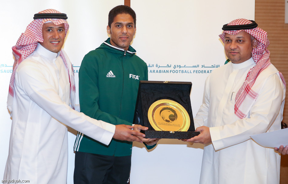 عادل عزت يكرم حكام كأس القارات