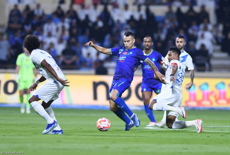 الهلال يعزز الصدارة بثنائية الفتح