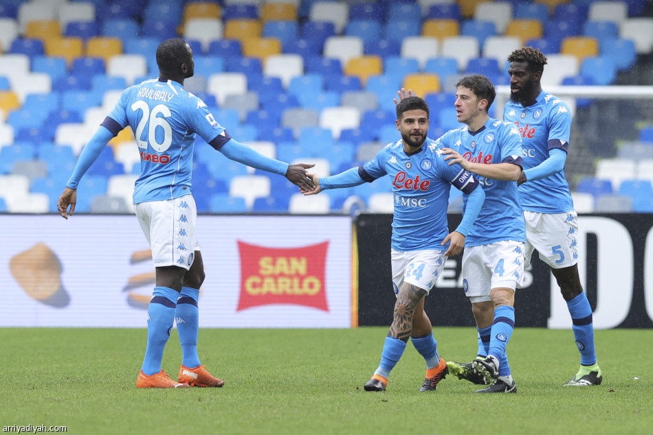 نابولي يضرب فيورنتينا بسداسية