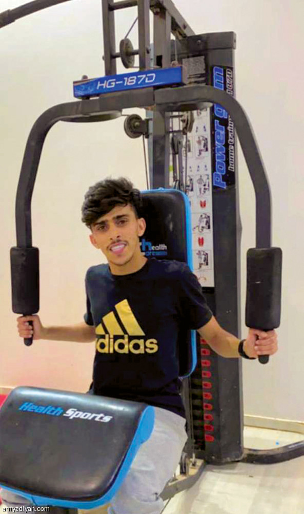 صورة التقطت أمس لبندر العنزي لاعب وسط الرائد يتدرب على جهاز رفع أثقال داخل منزله في عرعر (صورة خاصة بالرياضية)