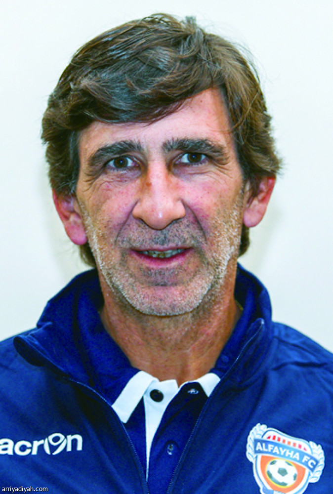 كوستاس يستعين بمسلم قبل القيصومة