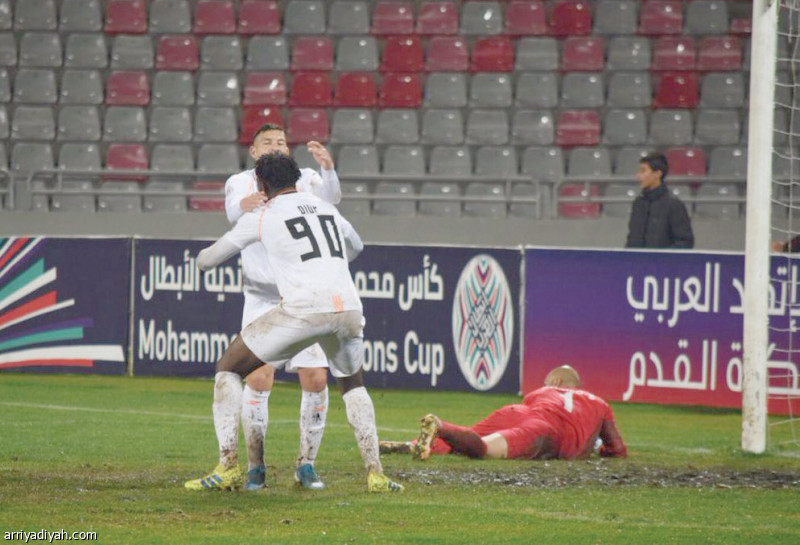 صورة التقطت أمس للأرجنتيني كريستيان جوانكا لاعب وسط الشباب يحتفل مع السنغالي ماخيتي ديوب فور تسجيله هدف الفوز في الشرطة العراقي (المركز الإعلامي ـ الاتحاد العربي لكرة القدم)