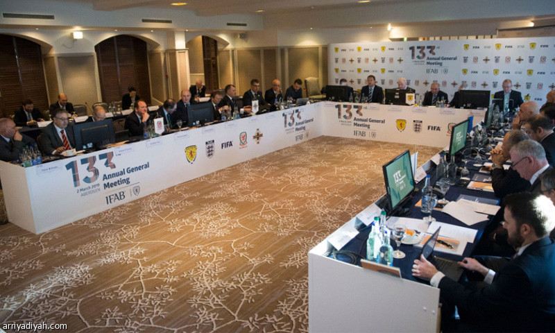«IFAB»
يضبط قانون لمسة اليد