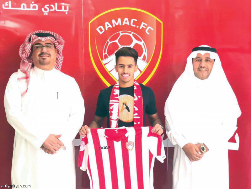 صورة التقطت أمس لعبد الرحمن الحجيلي لاعب الوسط القادم من الأنصار يرفع قميص ضمك بعد التوقيع وبجواره صالح أبو نخاع رئيس النادي ومحمد ثابت نائبه (المركز الإعلامي ـ ضمك)