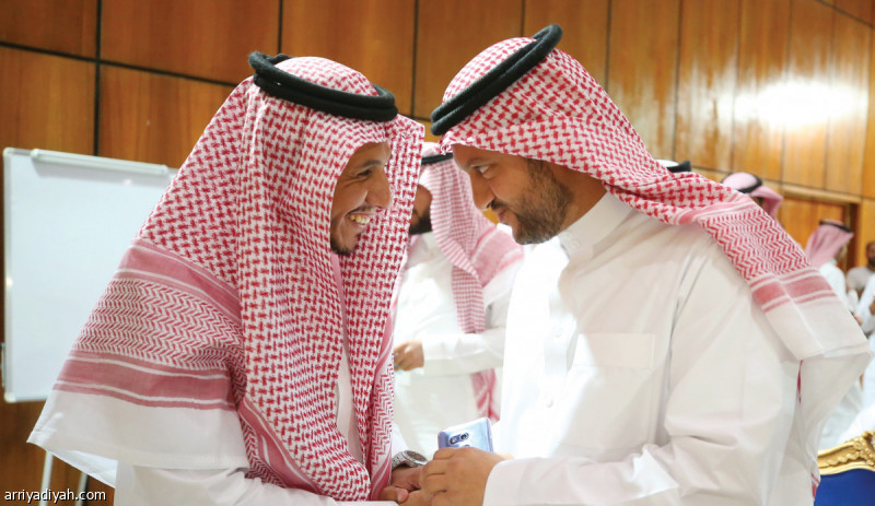 صورة التقطت أمس للدكتور صفوان السويكت وصالح الأطرم المرشحَين المتنافسَين على رئاسة نادي النصر يتبادلان أطراف الحديث أثناء لقائهما في انتظار اكتمال حضور البقية للجمعية العمومية للنادي التي لم تُعقد بسبب عدم اكتمال النصاب القانوني تصوير: عبد العزيز النومان