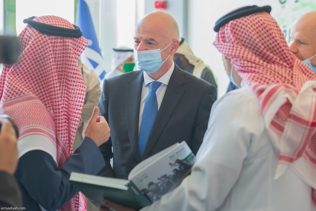 رئيس «فيفا» في الرياض